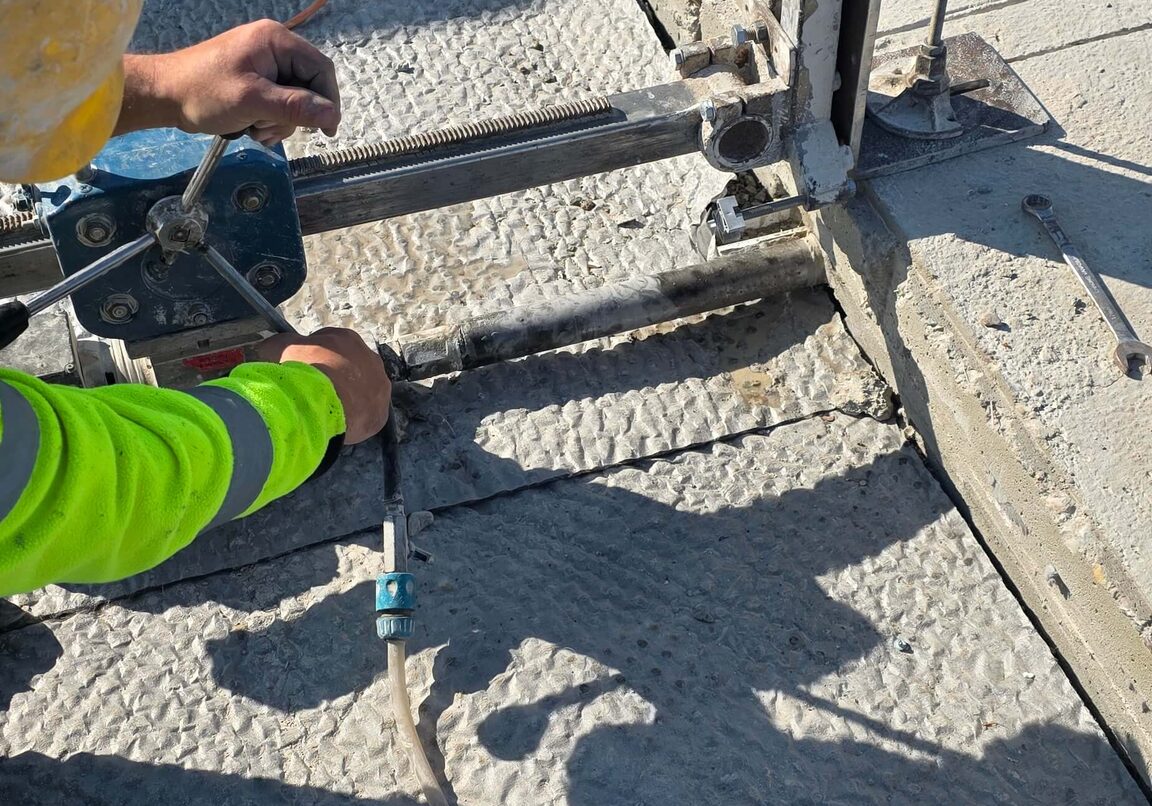 Wiercenie otworów w posadzce, realizacja KDZ