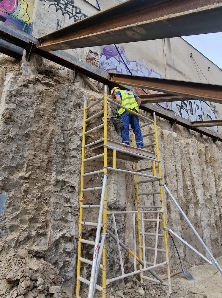 Kucie betonu, realizacja KDZ