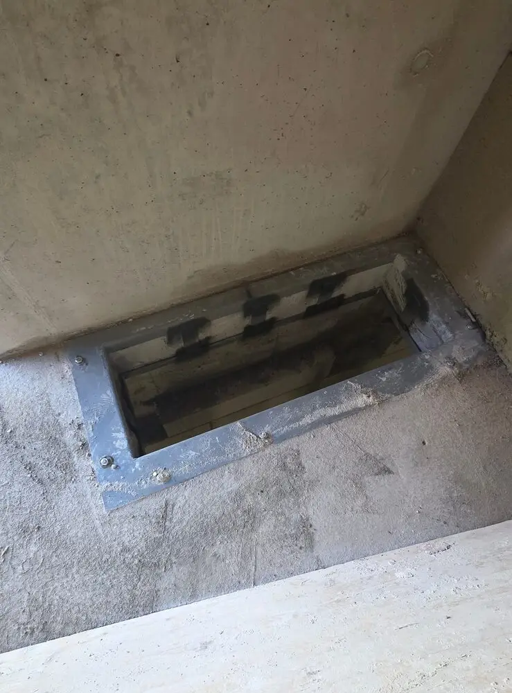 Wycięty otwór instalacyjny w ścianie żelbetowej budynku, realizacja KDZ