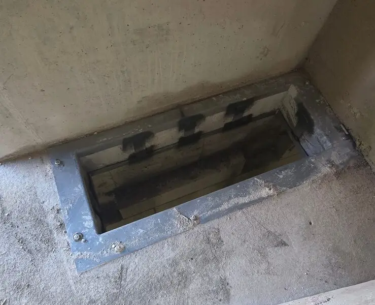 Wycięty otwór instalacyjny w ścianie żelbetowej budynku, realizacja KDZ
