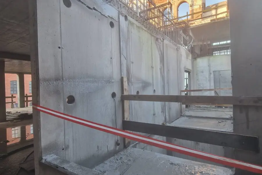 Wycięty otwór instalacyjny w ścianie żelbetowej budynku, realizacja KDZ
