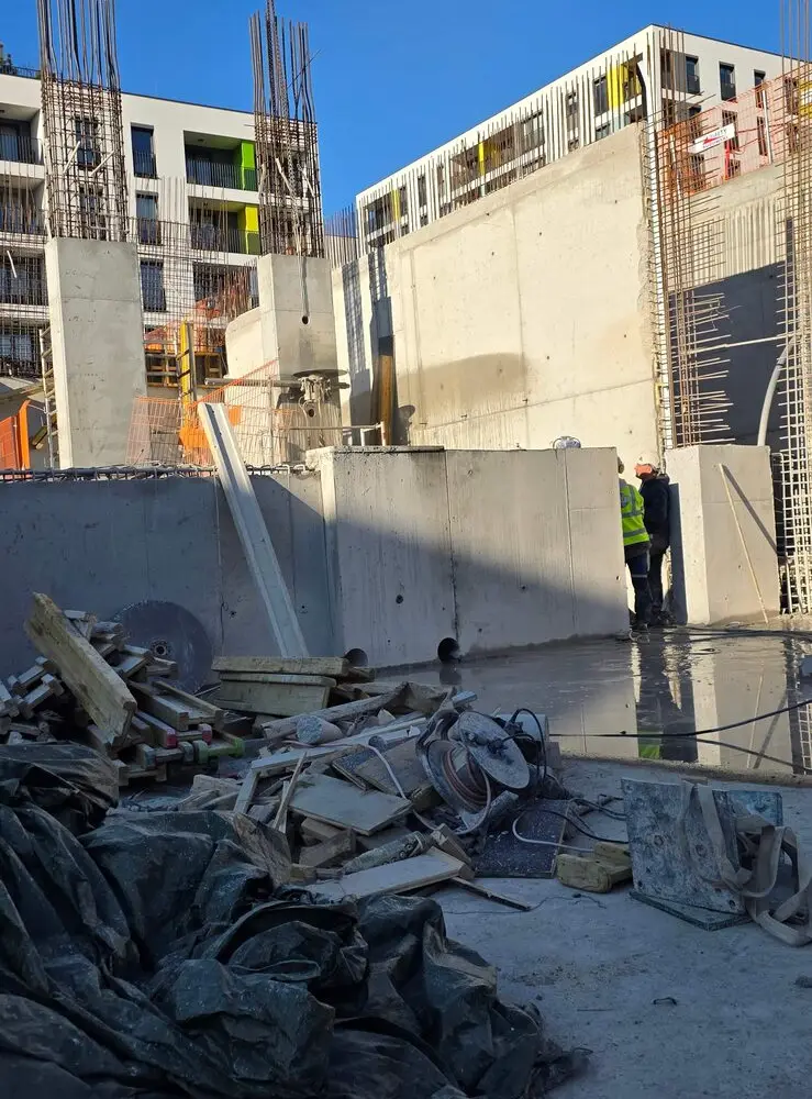 Prace techniką diamentową na placu budowy obiektu inżynieryjnego, realizacja KDZ