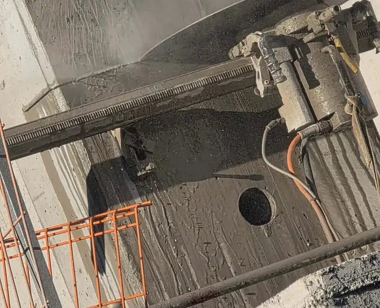 Tarcza piły ściennej podczas cięcia elementu żelbetowego, realizacja KDZ