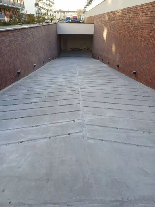 Prace przy powierzchni posadzki betonowej w obiekcie, realizacja KDZ