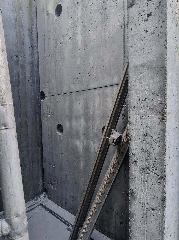 Równe powierzchnie ściany żelbetowej po obróbce techniką diamentową, realizacja KDZ