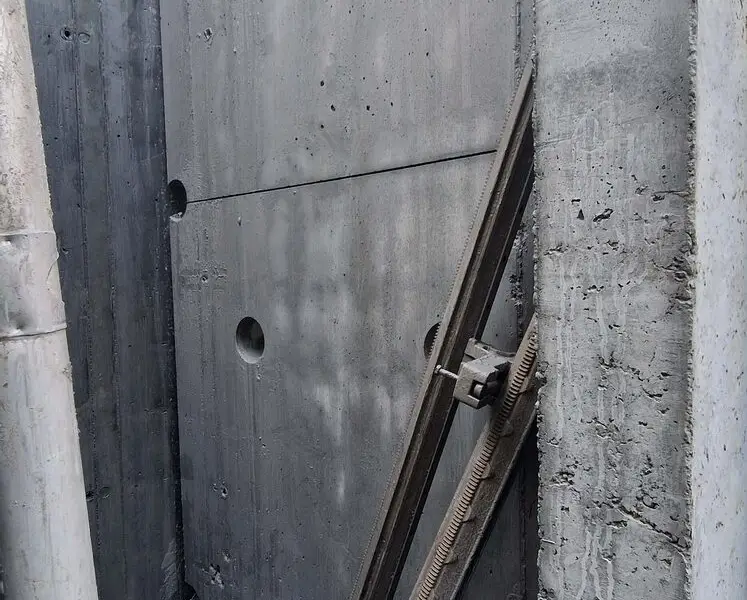Równe powierzchnie ściany żelbetowej po obróbce techniką diamentową, realizacja KDZ