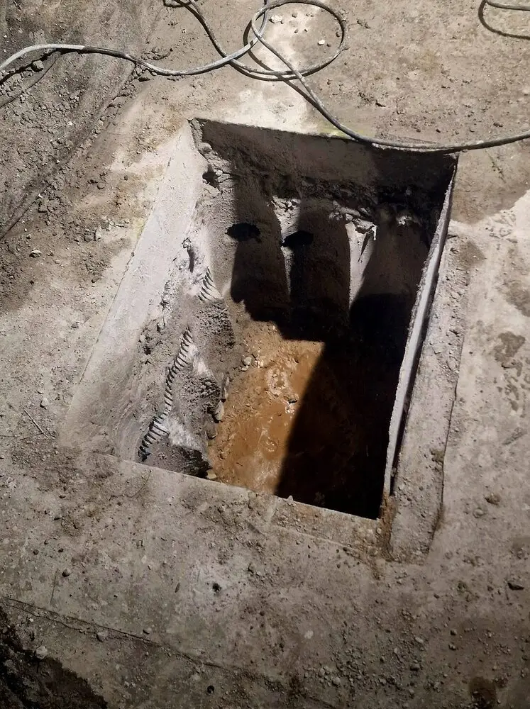 Operator wiertnicy rdzeniowej podczas wiercenia otworów w betonie, realizacja KDZ