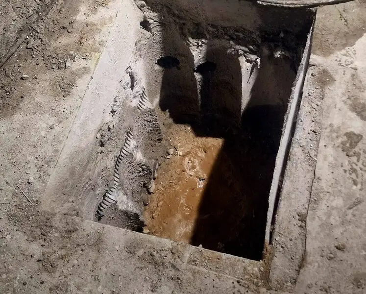 Operator wiertnicy rdzeniowej podczas wiercenia otworów w betonie, realizacja KDZ